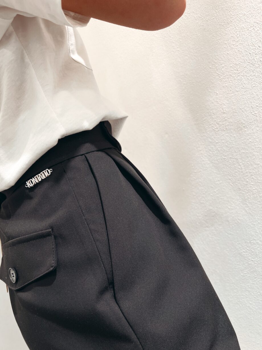 Shop Online Pantalone ampio con pinces nero Kontatto