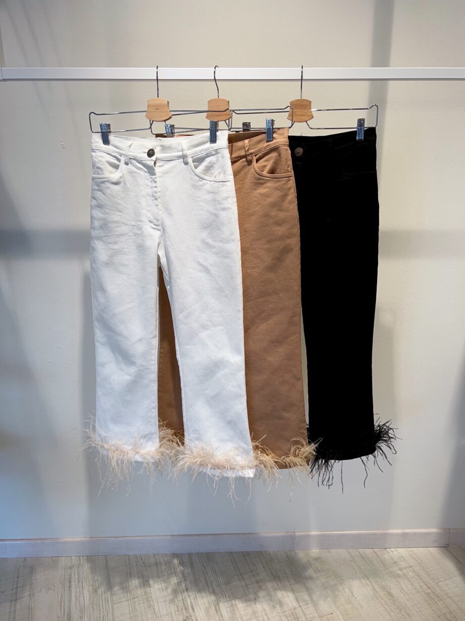 Shop Online Jeans bianco a zampetta con piume sul fondo HaveOne
