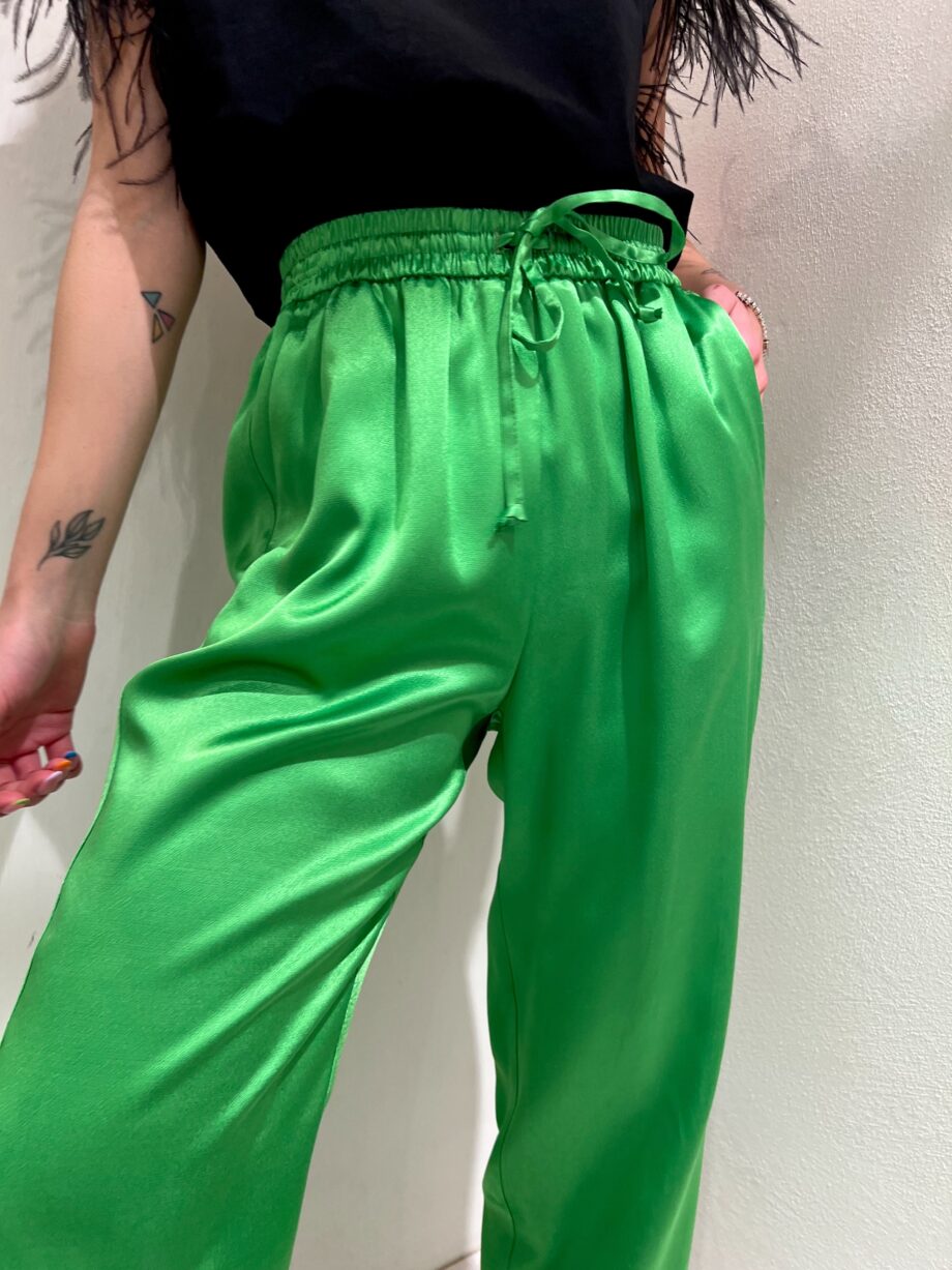 Shop Online Pantalone morbido con elastico in satin verde Vicolo