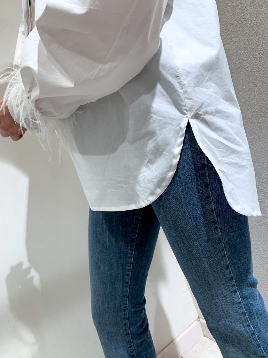Shop Online Camicia in cotone bianca con piume Kontatto