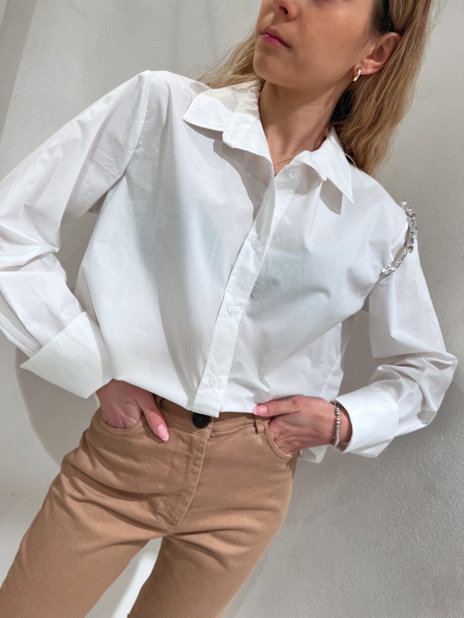 Shop Online Camicia over bianca con spilla diamanti HaveOne