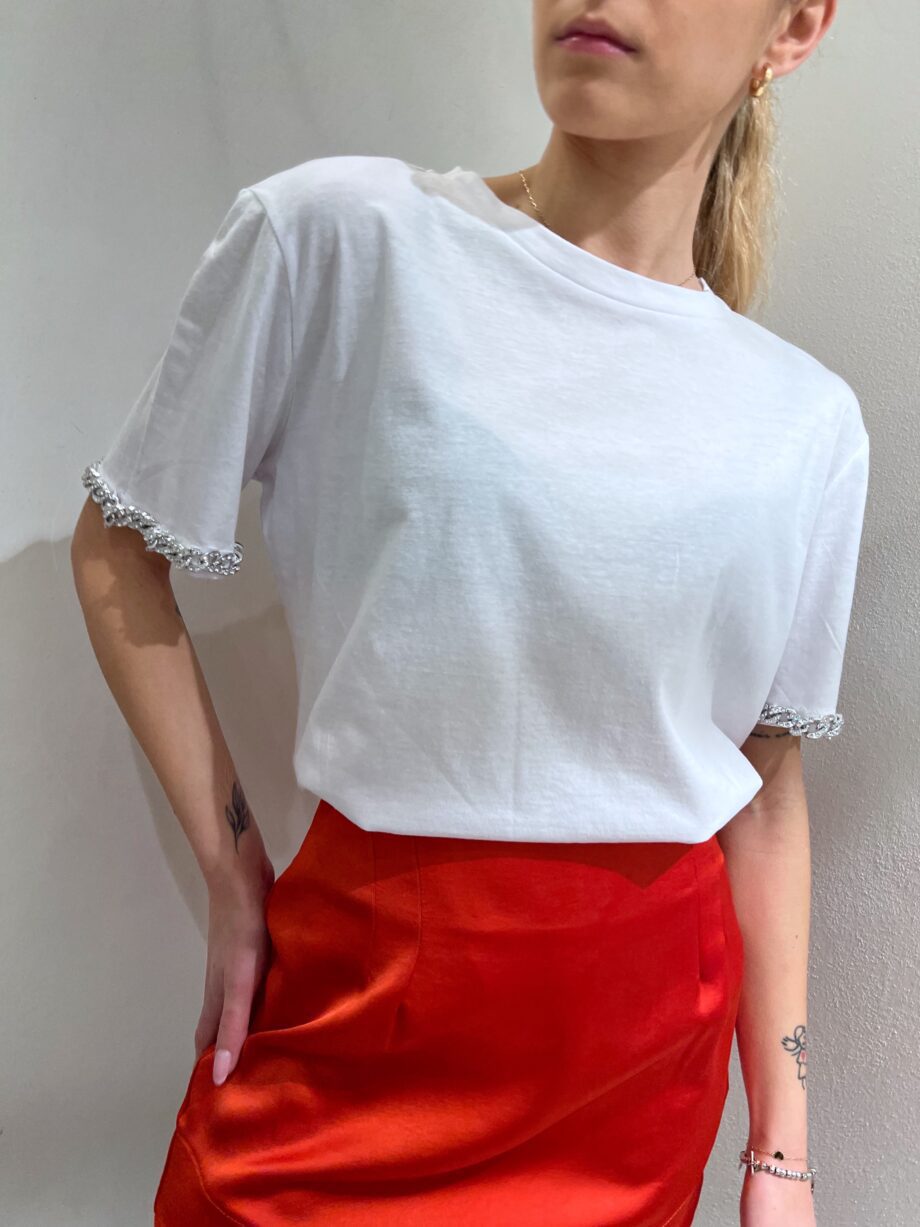 Shop Online T-shirt bianca con catene e strass sulle maniche HaveOne