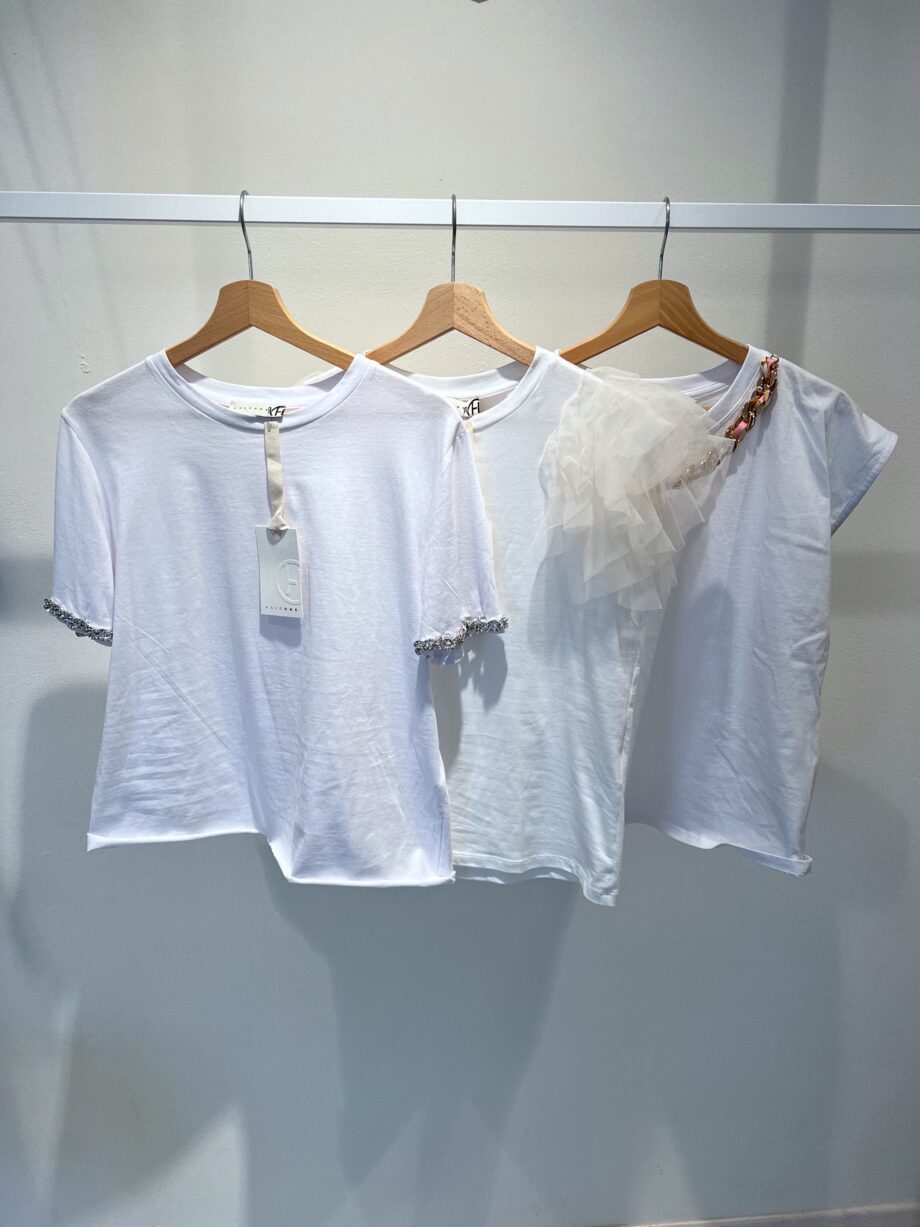 Shop Online T-shirt bianca con catene e strass sulle maniche HaveOne