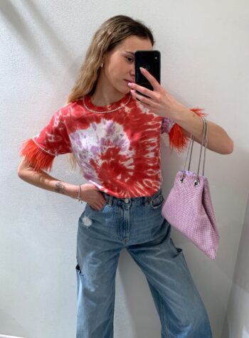 Shop Online T-shirt tie dye rosso e lilla con piume Bloomday