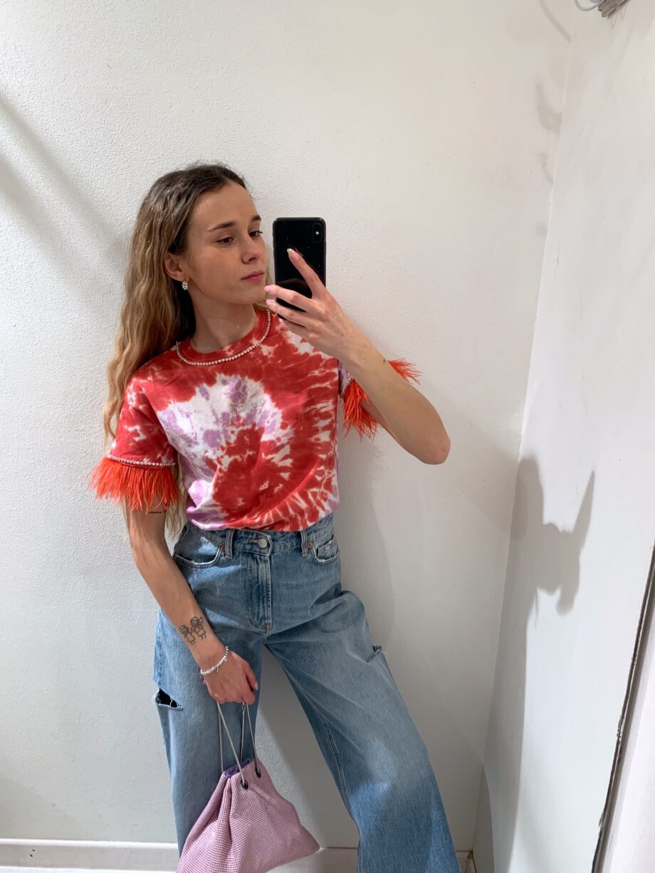 Shop Online T-shirt tie dye rosso e lilla con piume Bloomday