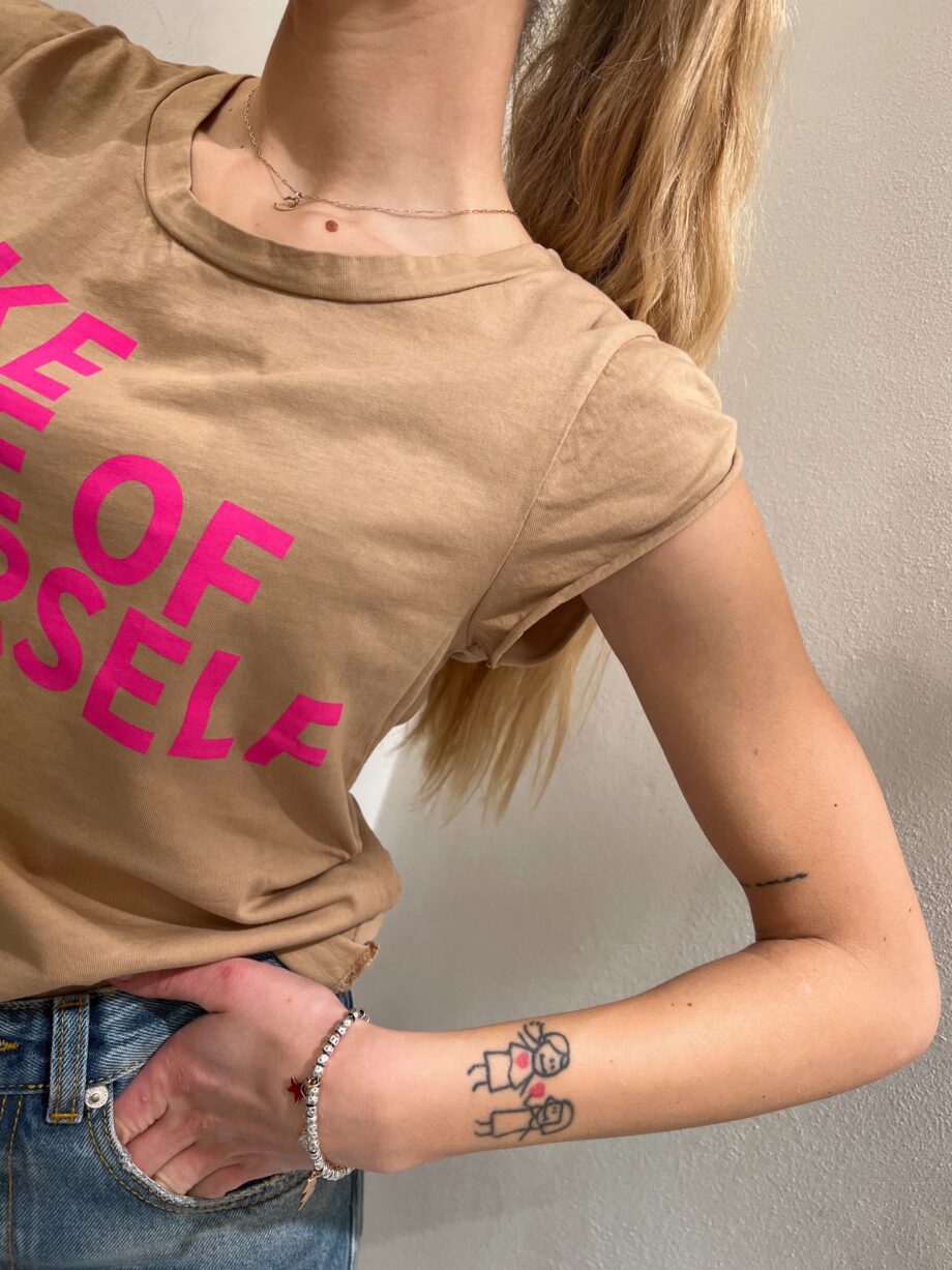 Shop Online T-shirt smanicata beige con scritta Vicolo