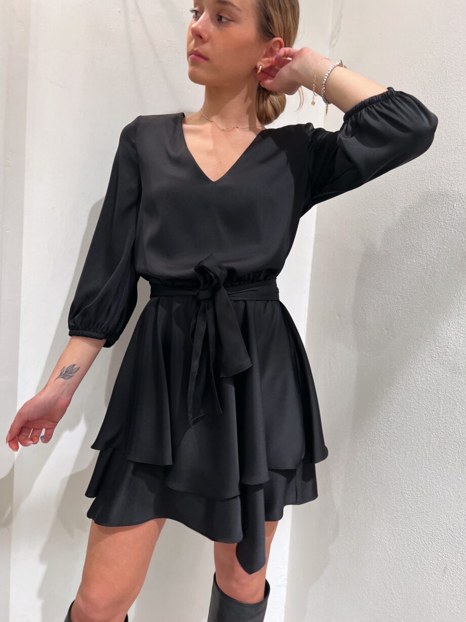 Shop Online Vestito corto in raso volant nero So Allure