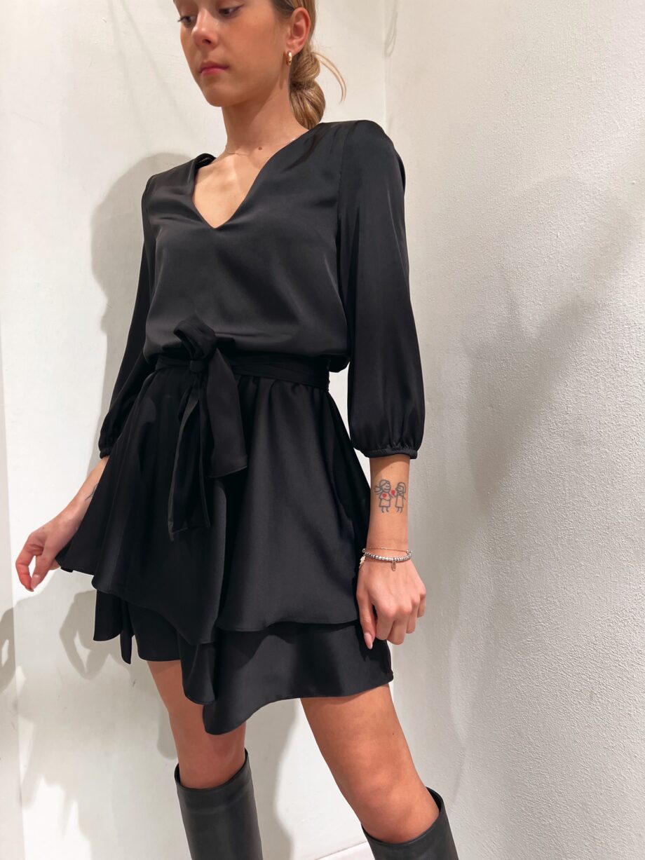 Shop Online Vestito corto in raso volant nero So Allure