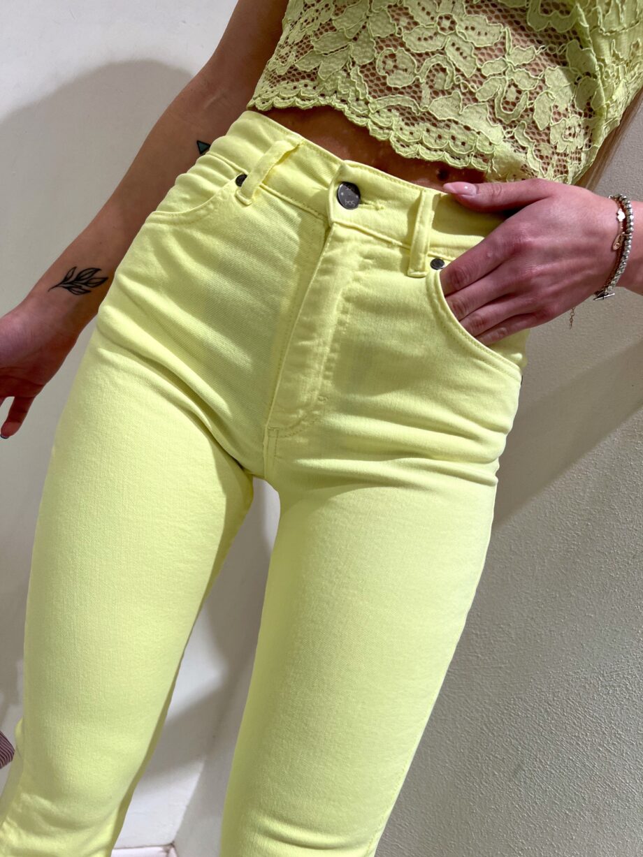 Shop Online Jeans a zampa corto sfrangiato giallo fluo So Allure