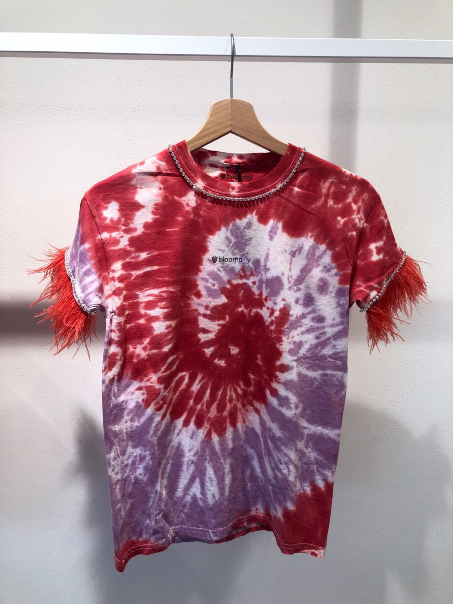 Shop Online T-shirt tie dye rosso e lilla con piume Bloomday