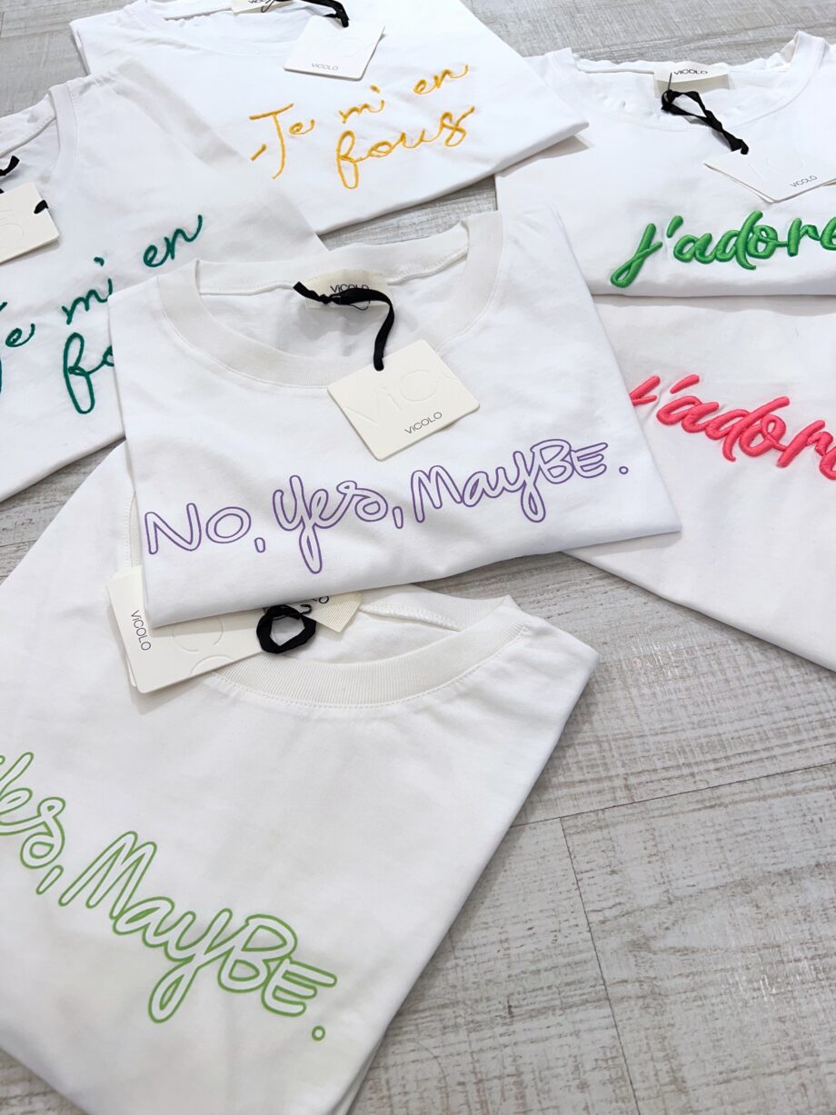 Shop Online T-shirt bianca con ricamo scritta verde Vicolo