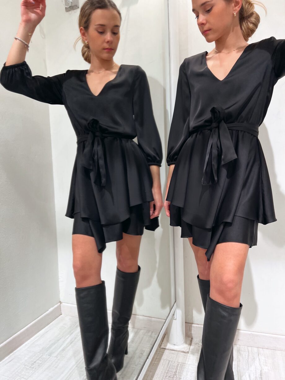 Shop Online Vestito corto in raso volant nero So Allure