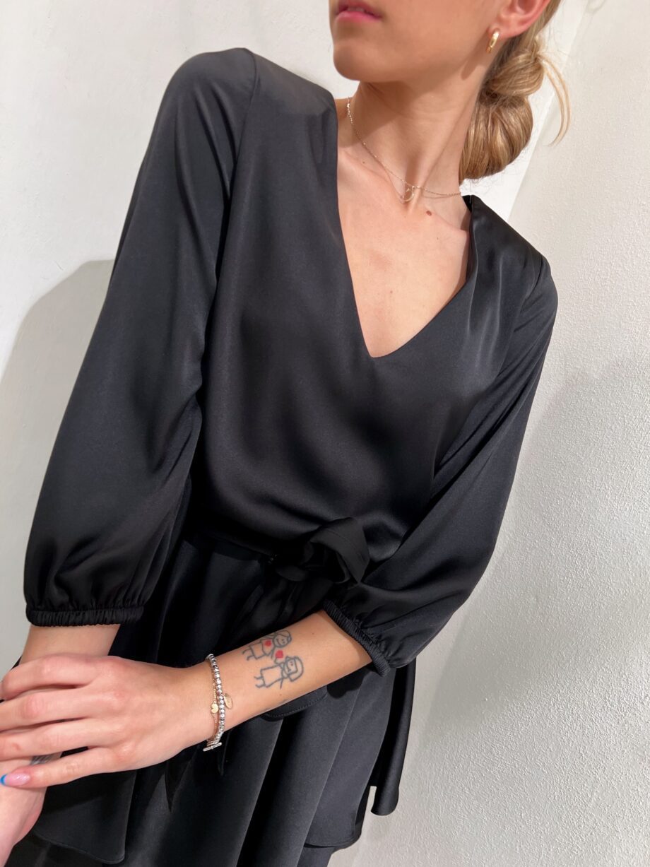 Shop Online Vestito corto in raso volant nero So Allure