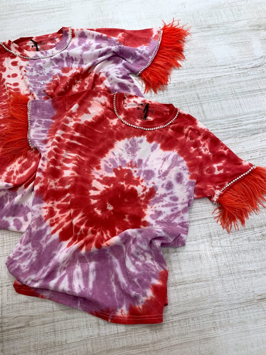 Shop Online T-shirt tie dye rosso e lilla con piume Bloomday