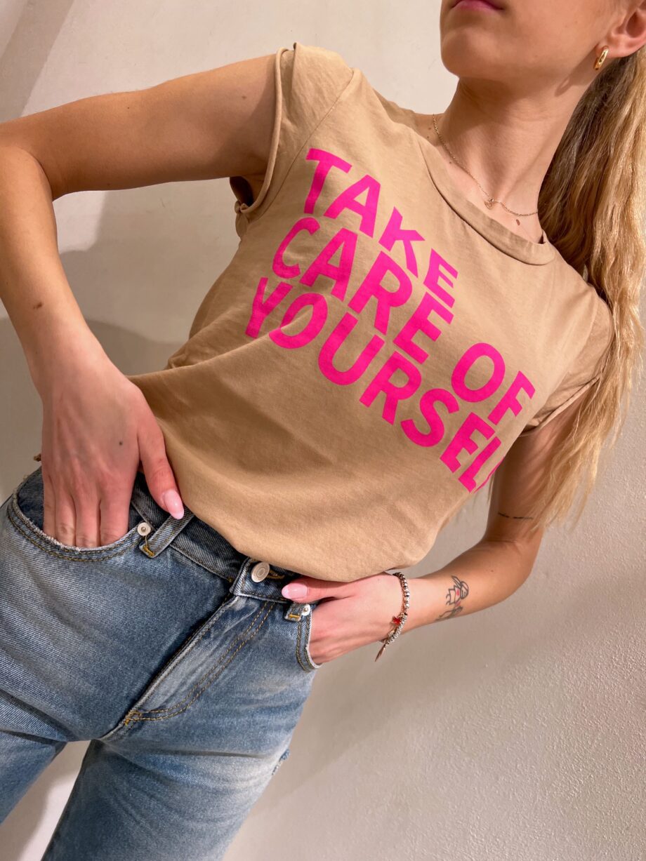Shop Online T-shirt smanicata beige con scritta Vicolo