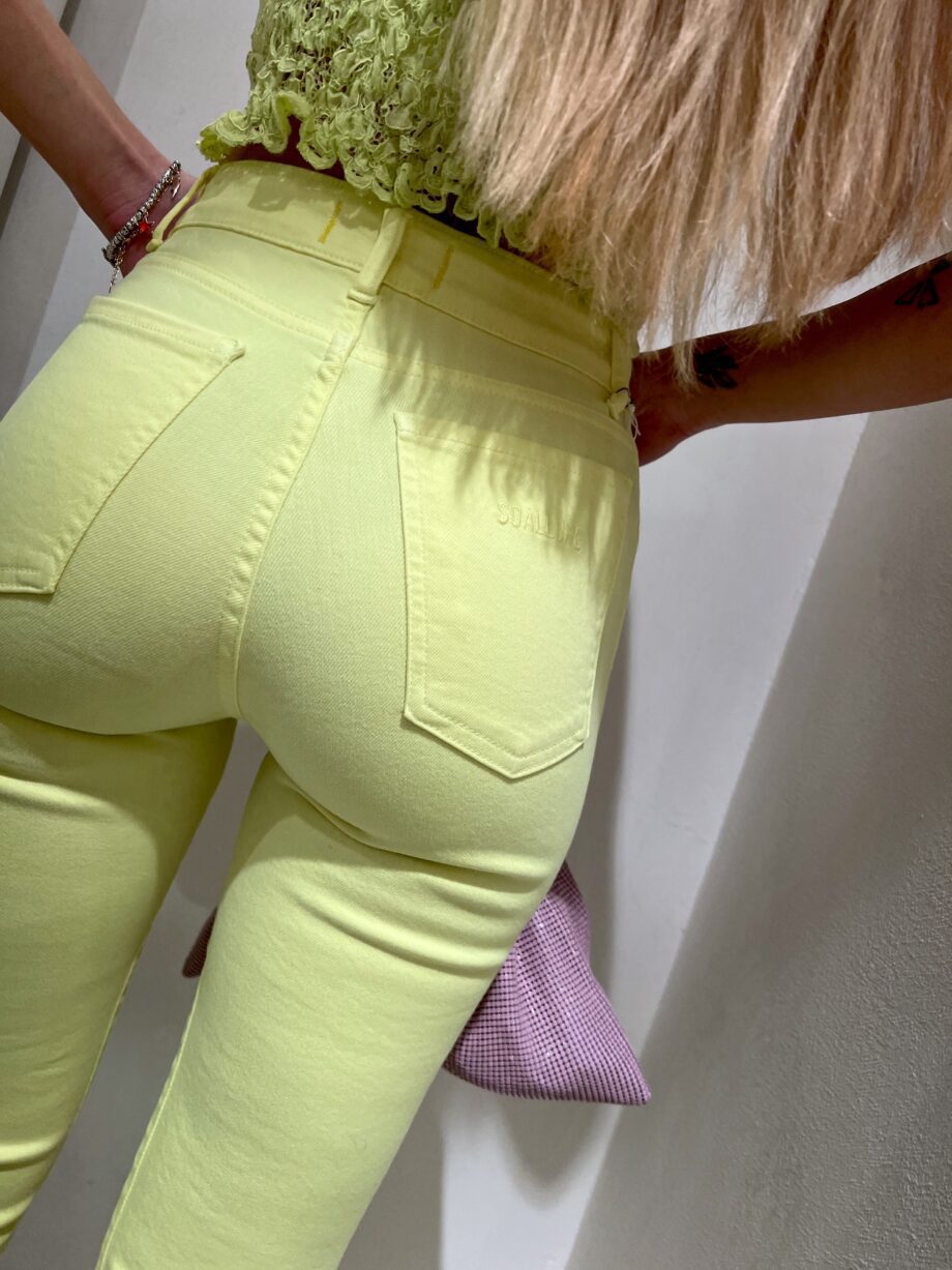 Shop Online Jeans a zampa corto sfrangiato giallo fluo So Allure