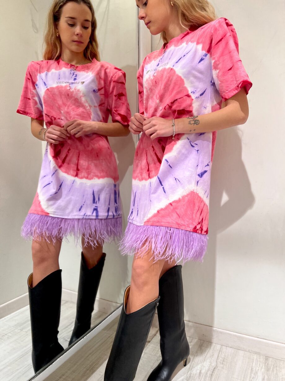 Shop Online Vestito tie dye rosa e lilla con piume Bloomday