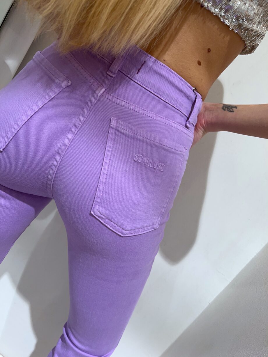 Shop Online Jeans a zampa corto sfrangiato lilla So Allure