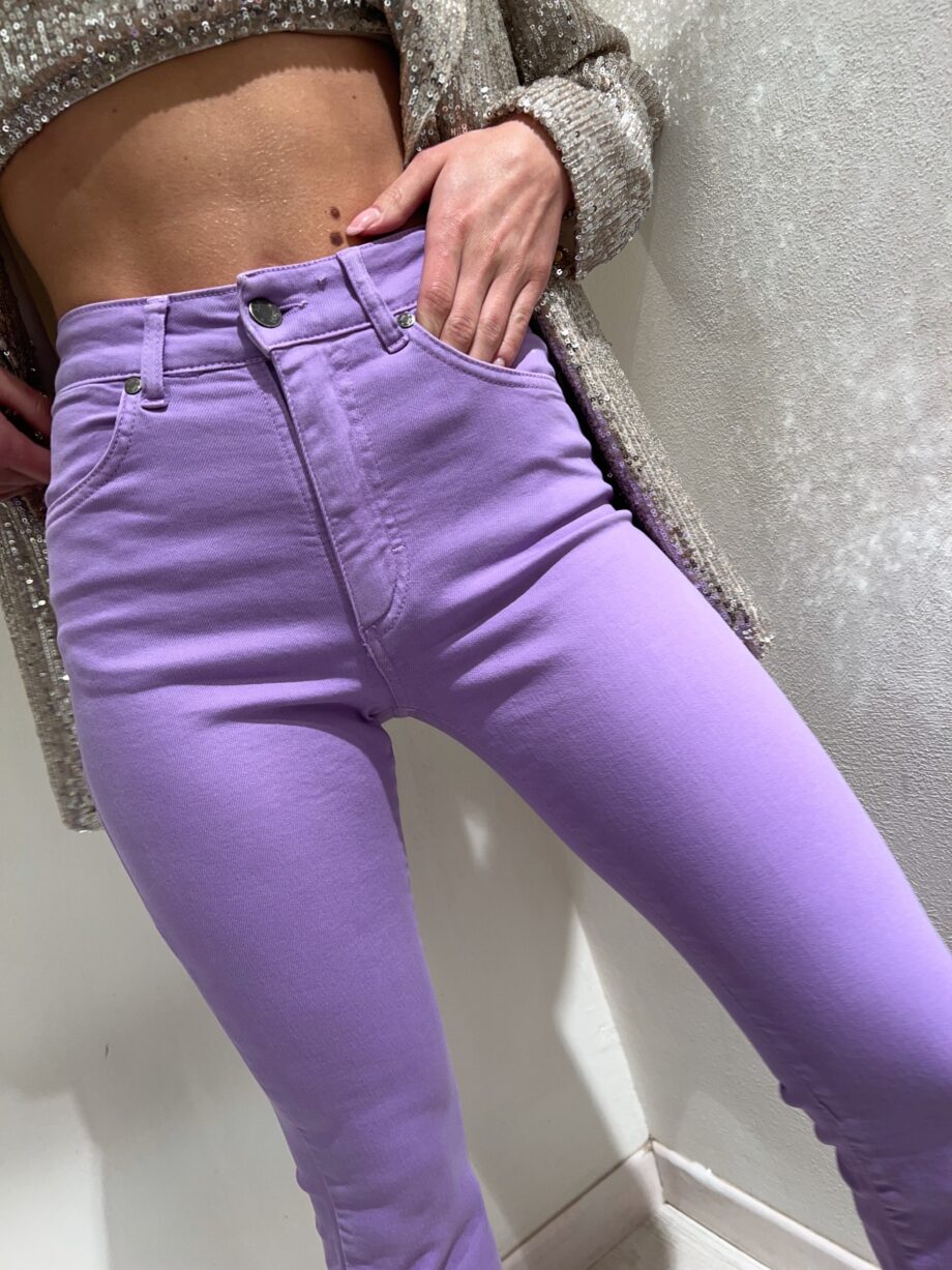 Shop Online Jeans a zampa corto sfrangiato lilla So Allure