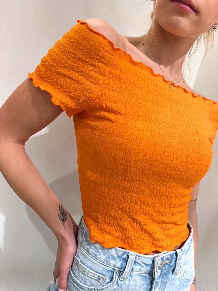 Shop Online Top increspato scollo bardot arancione Vero Moda