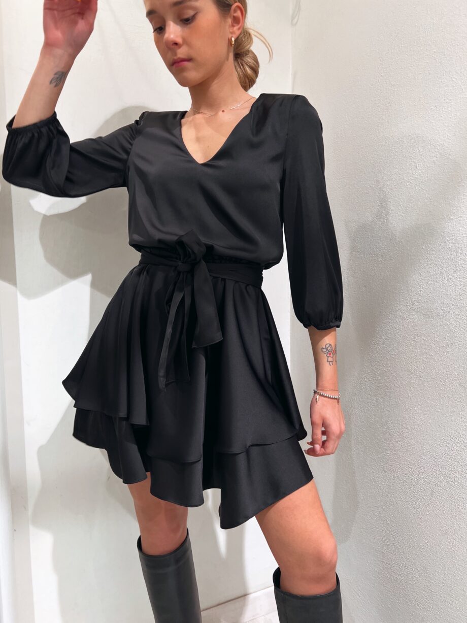 Shop Online Vestito corto in raso volant nero So Allure