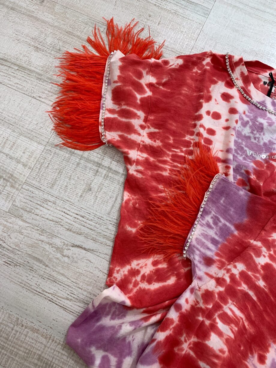 Shop Online T-shirt tie dye rosso e lilla con piume Bloomday