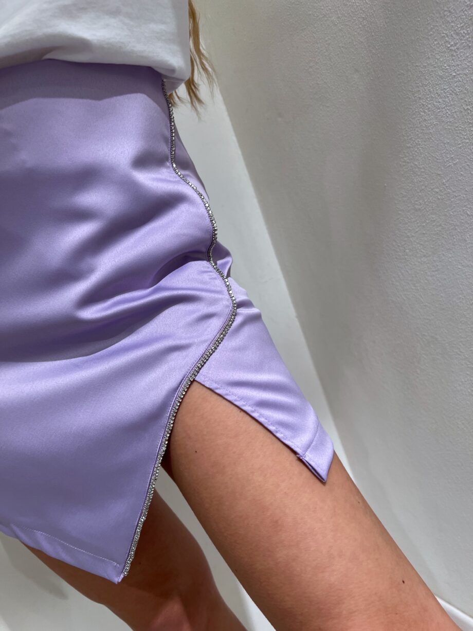 Shop Online Minigonna in raso lilla con spacco strass Have One