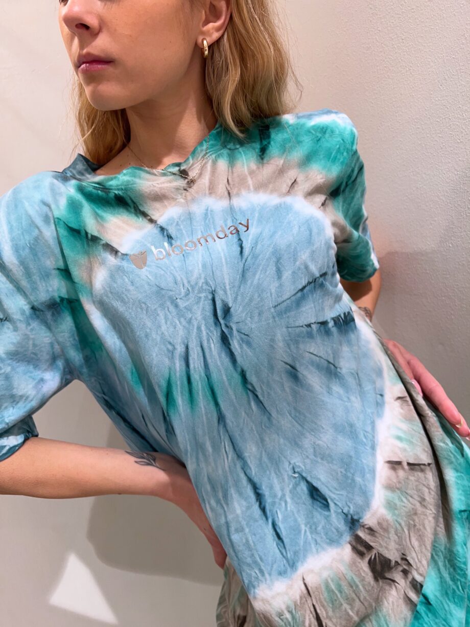 Shop Online Vestito tie dye verde e azzurro con piume Bloomday