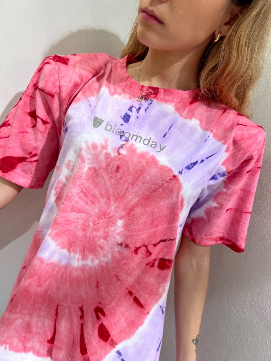 Shop Online Vestito tie dye rosa e lilla con piume Bloomday