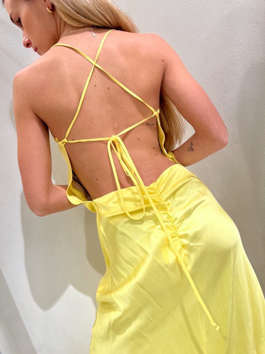 Shop Online Vestito lungo in raso giallo schiena scoperta Vicolo