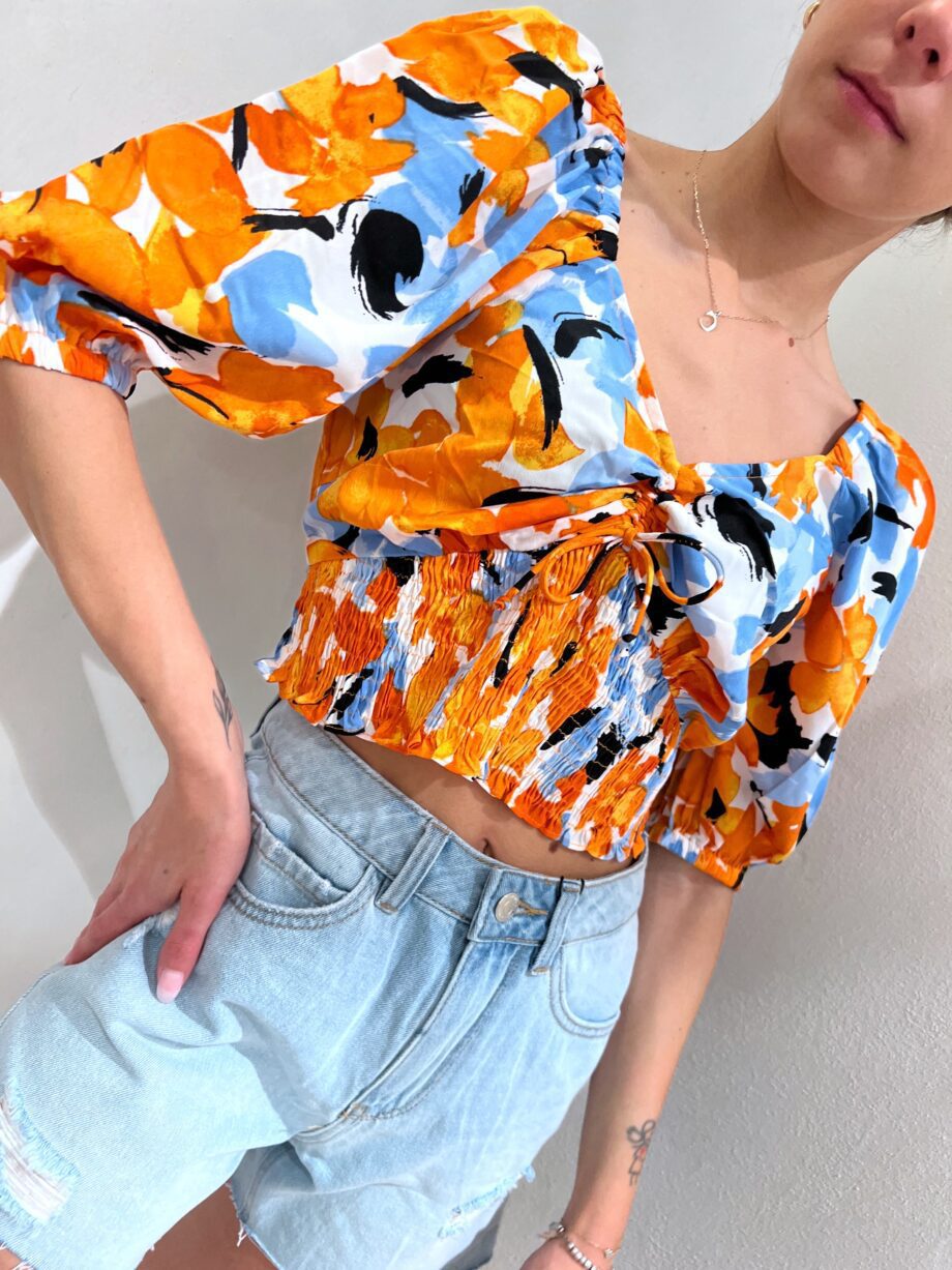 Shop Online Top crop a fiori arancio increspato Vero Moda