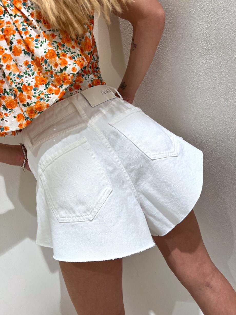 Shop Online Short in jeans bianco a campanella Vicolo