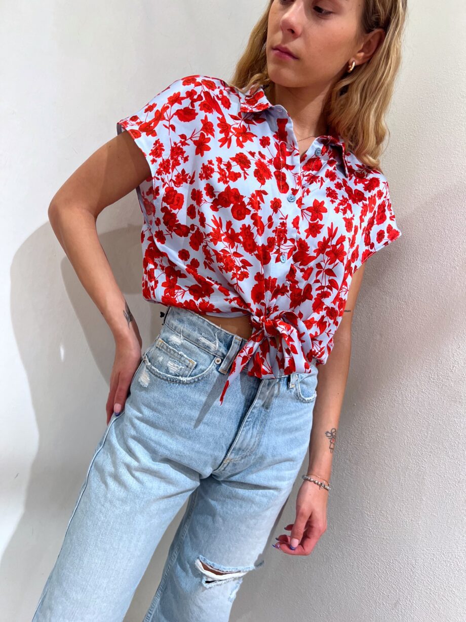 Shop Online Camicia corta a fiori rossi con nodo Vicolo