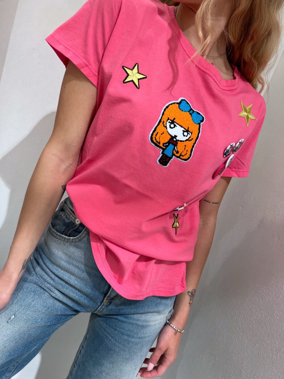 Shop Online T-shirt fucsia con patch e spille Vicolo