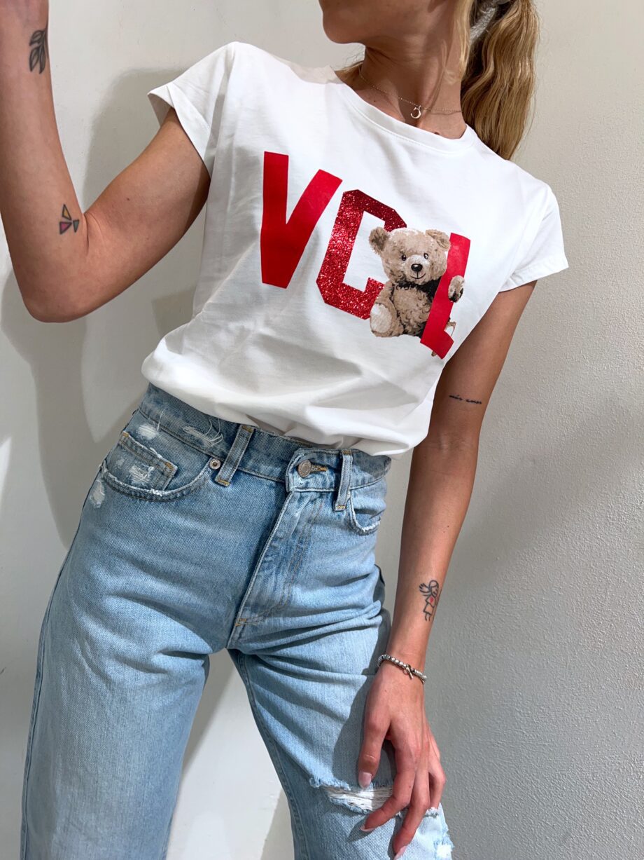 Shop Online T-shirt bianca con stampa VCL rossa e orso Vicolo