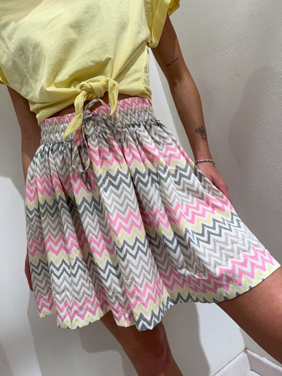 Shop Online Short volant fantasia rosa e giallo Vero Moda