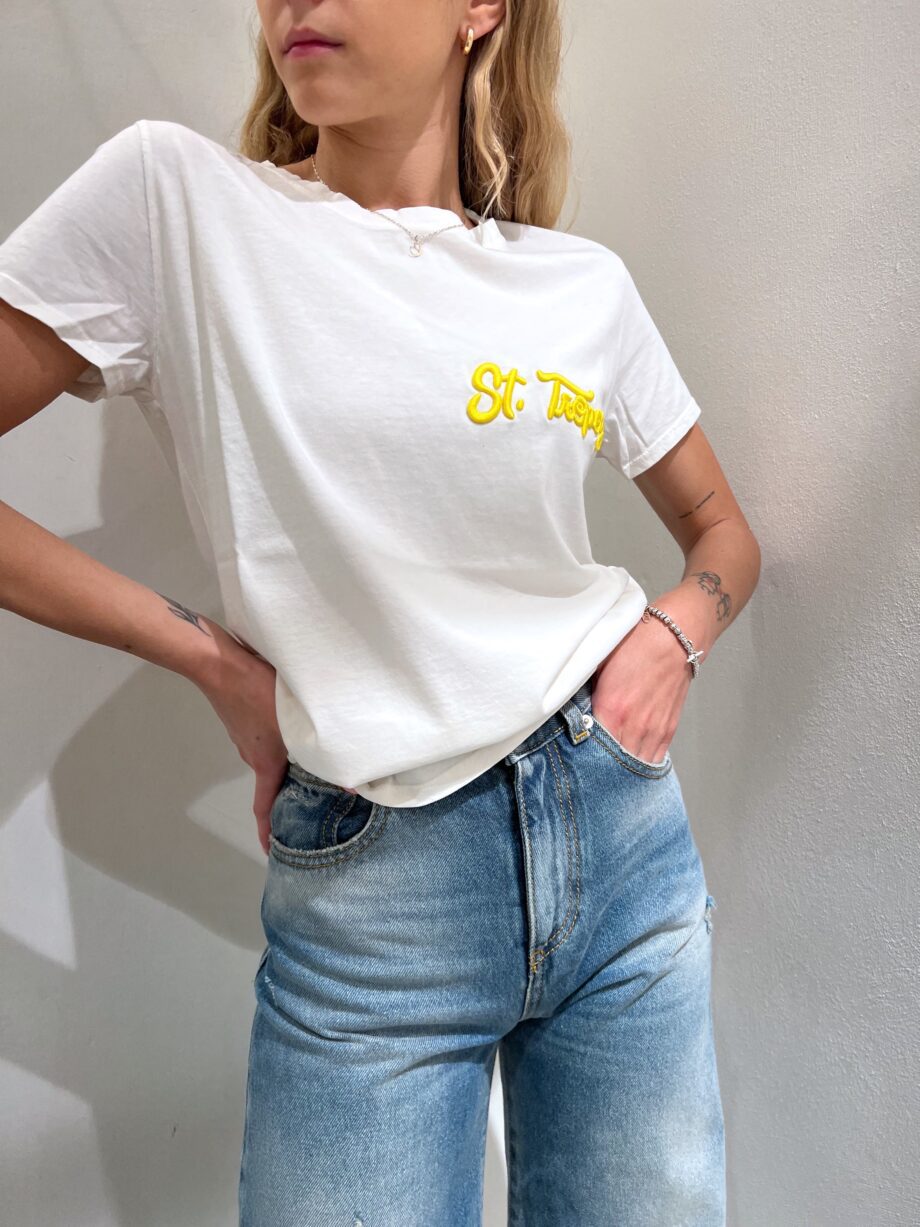 Shop Online T-shirt bianca scritta ricamo gialla Vicolo