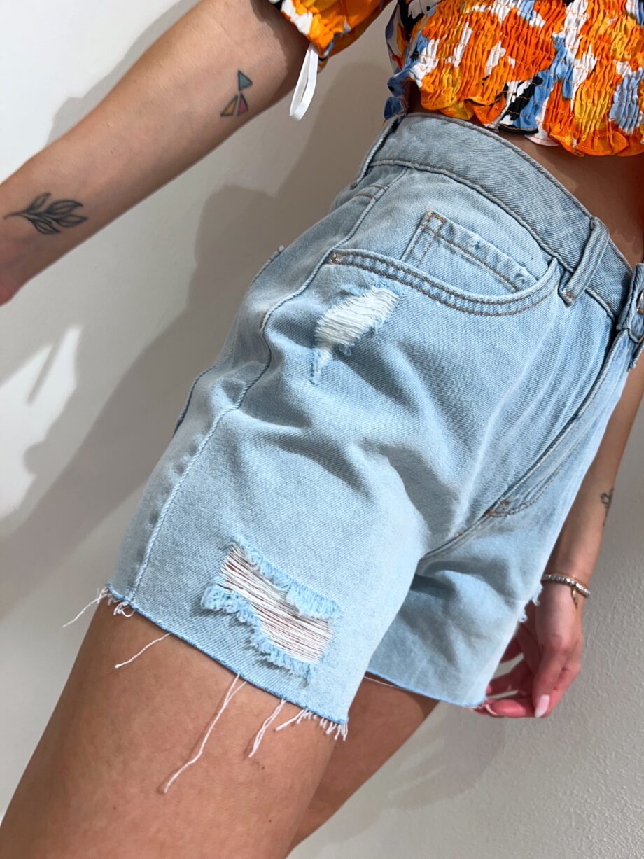 Shop Online Short in jeans chiaro con rotture Vero Moda