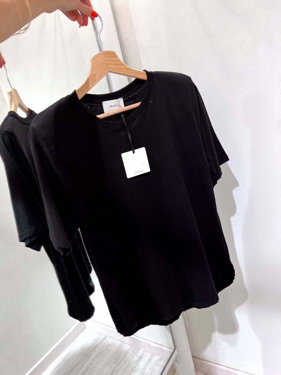 Shop Online T-shirt over con spalline nera Vicolo