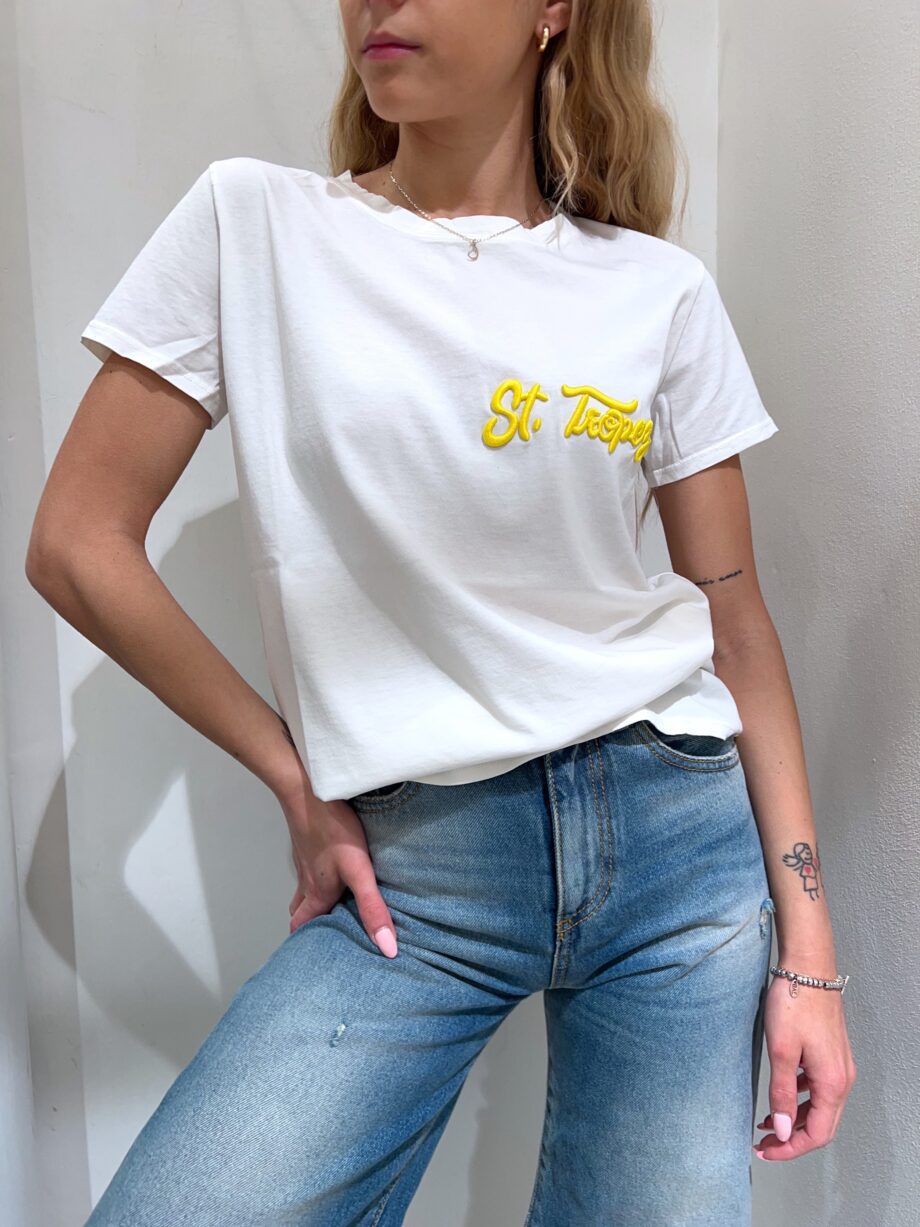 Shop Online T-shirt bianca scritta ricamo gialla Vicolo