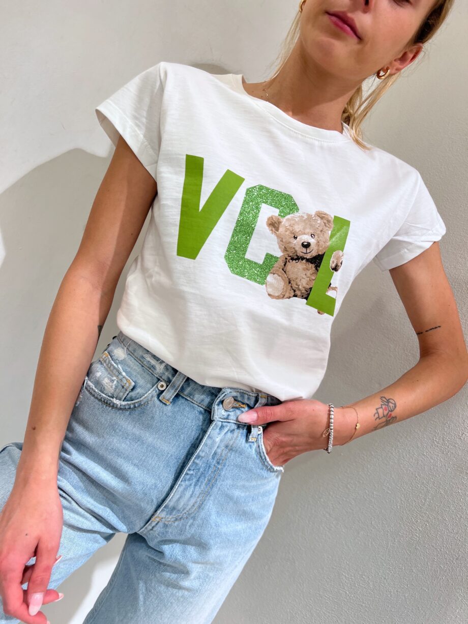 Shop Online T-shirt bianca con stampa VCL verde e orso Vicolo