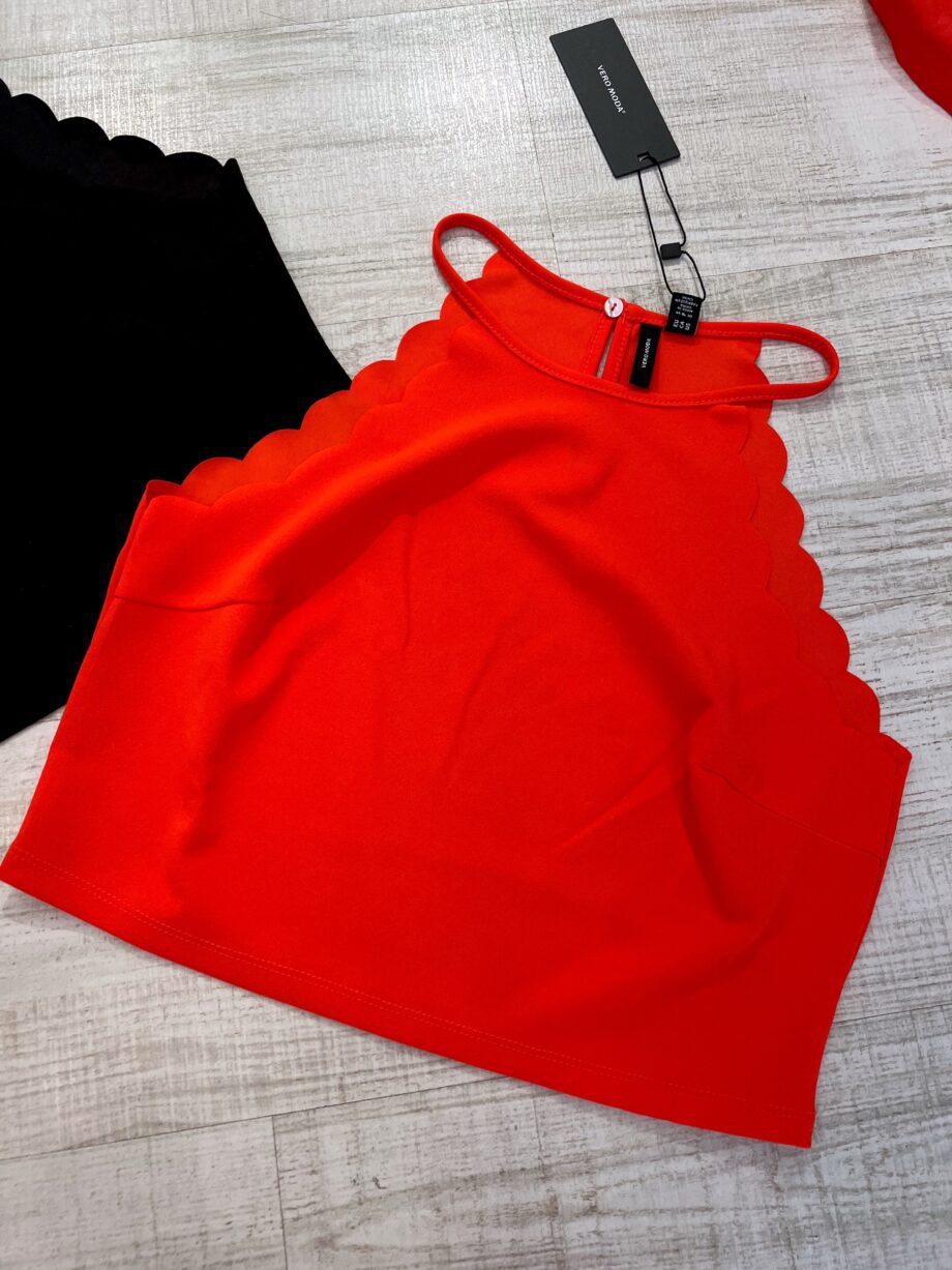 Shop Online Top crop rosso taglio ondulato Vero Moda