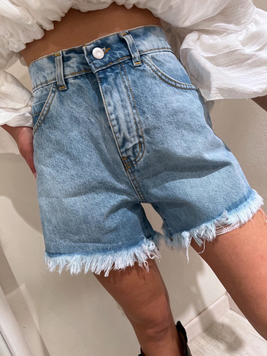 Shop Online Short in jeans chiaro sfrangiato Have One