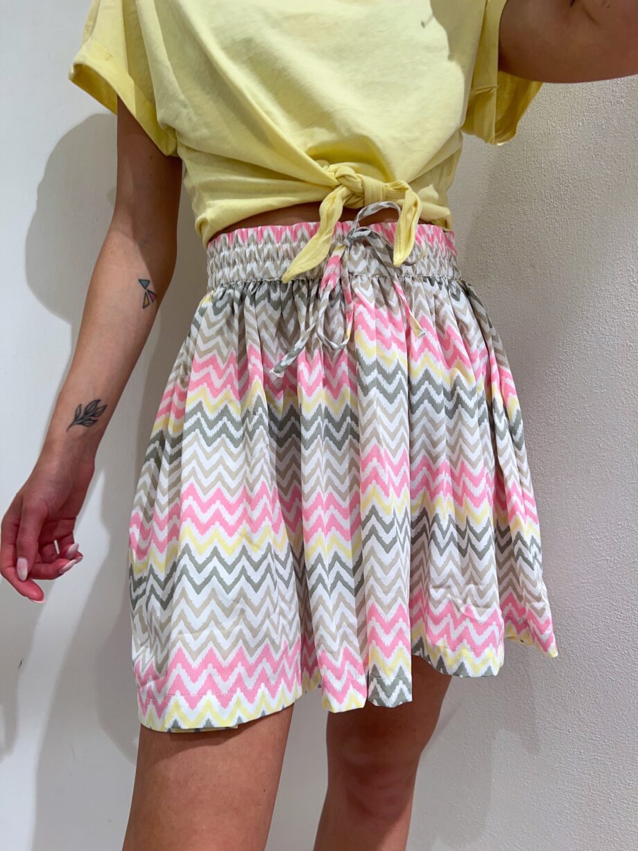 Shop Online Short volant fantasia rosa e giallo Vero Moda