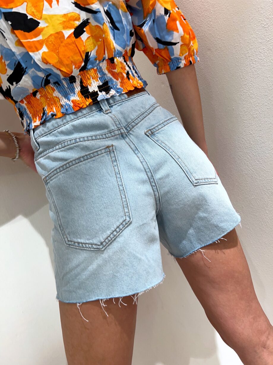 Shop Online Short in jeans chiaro con rotture Vero Moda