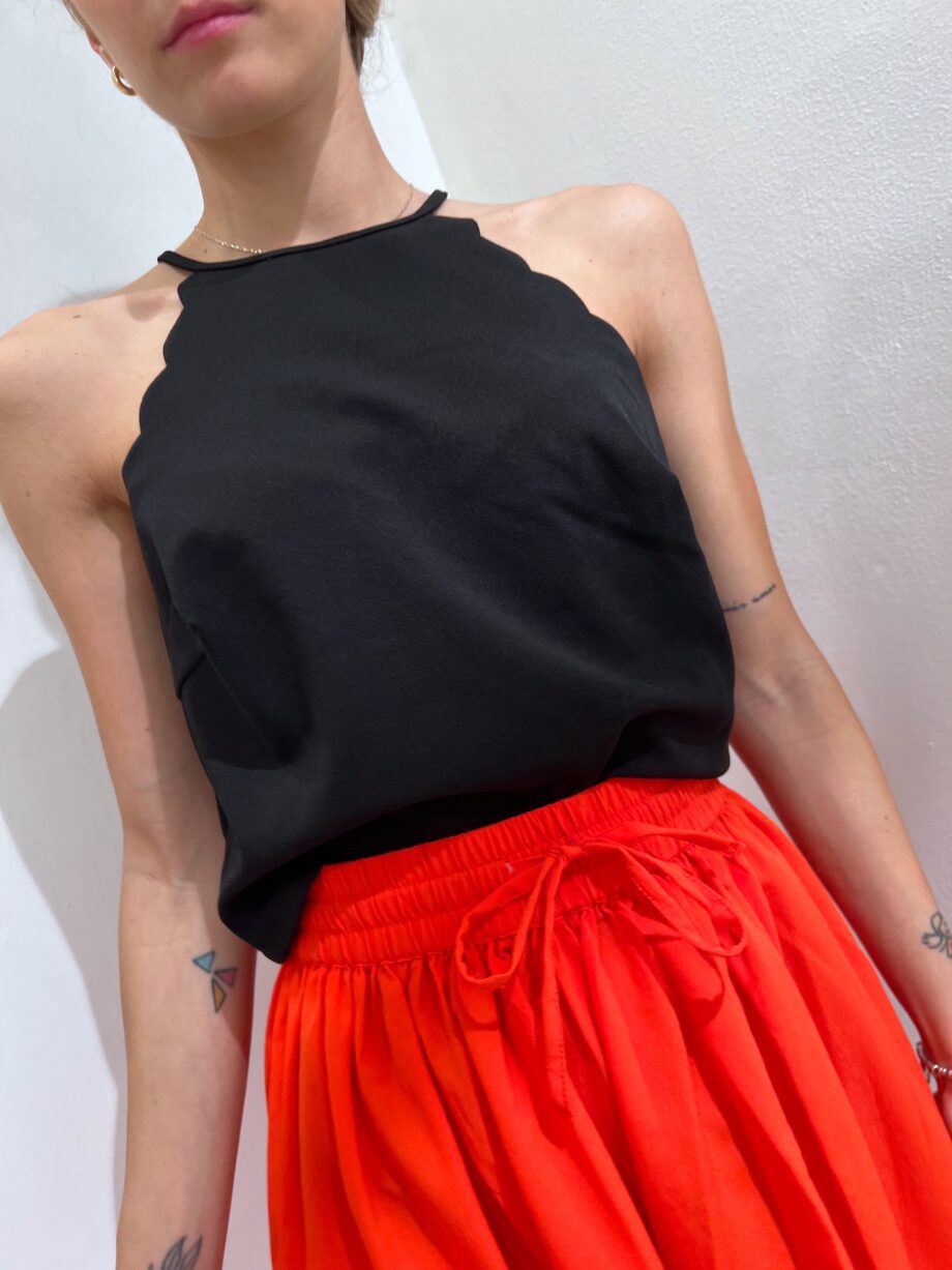 Shop Online Top crop nero taglio ondulato Vero Moda