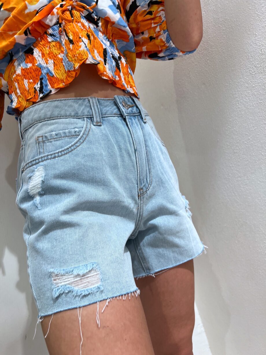 Shop Online Short in jeans chiaro con rotture Vero Moda
