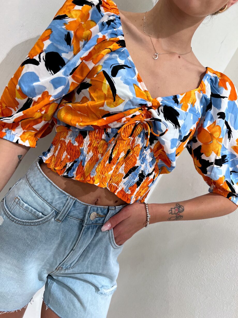 Shop Online Top crop a fiori arancio increspato Vero Moda