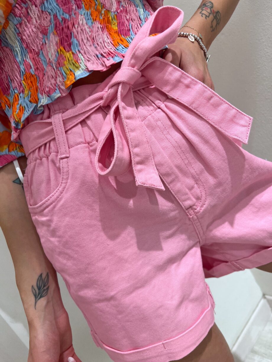Shop Online Short in jeans rosa con cintura Vero Moda