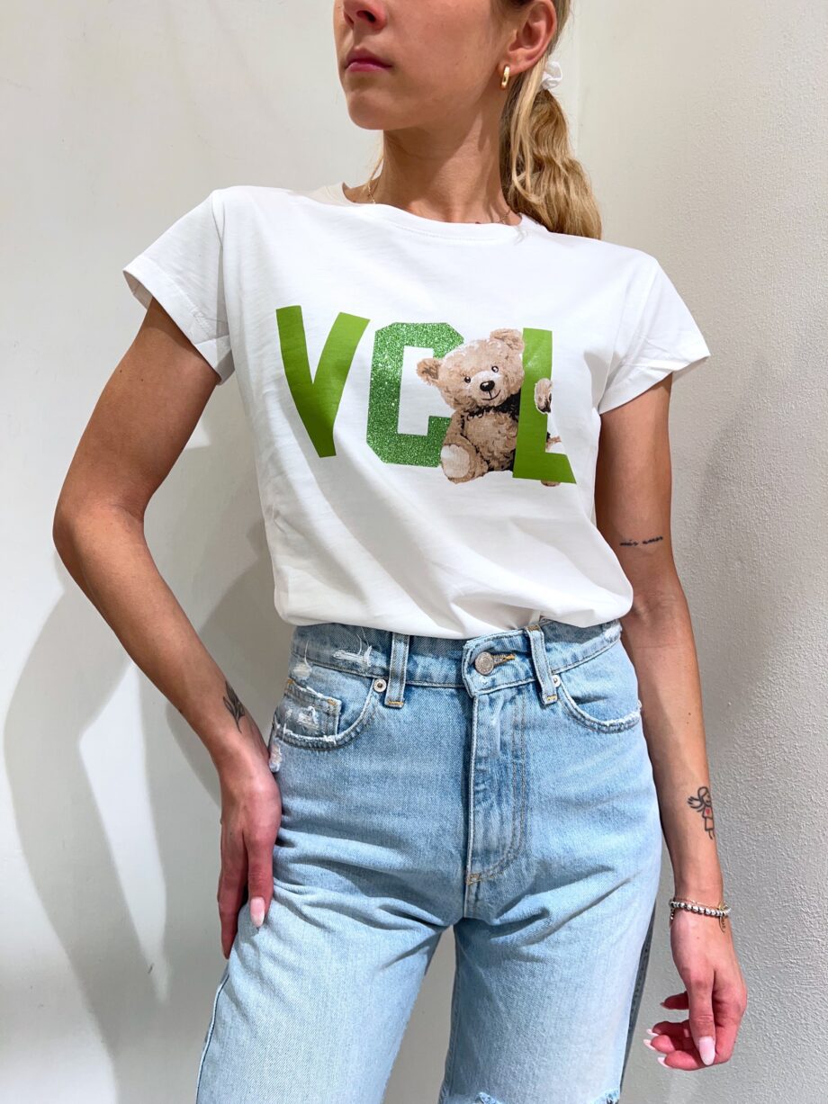 Shop Online T-shirt bianca con stampa VCL verde e orso Vicolo